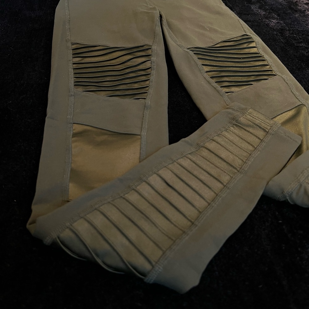 🐊ALO YOGA Moto High-Waist Leggings in Hunter/Hunter Glossy - size XS🐊